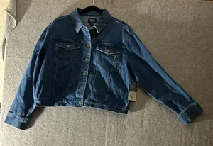 Abbott Elementary Teachers Edition‎ Vol 1 Denim Jacket Medium Wash XL 123-J178 thumbnail 1