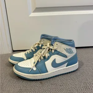 Women’s air jordan 1 university blue sneakers thumbnail 3