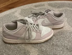 Nike Dunks thumbnail 1