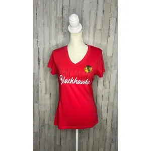 NWT Women's Size Small Chicago Blackhawks Red‎ V-Neck Short Sleeve T-Shirt thumbnail 2