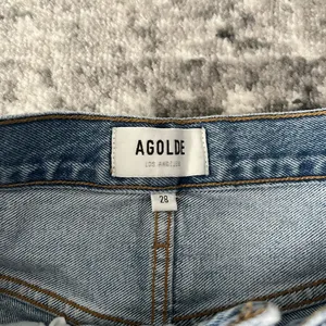 AGOLDE Riley High Rise Slim Short – Snapshot thumbnail 3