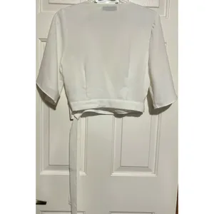 Do + Be Women's White Crop V-Neck Three Button Tie Up Blouse Size‎ M thumbnail 2