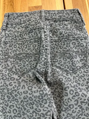 Abercrombie & Fitch Leopard Print Jeans Size 00 W24 Gray Animal Print Denim thumbnail 6