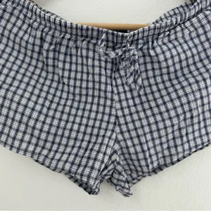 Brandy Melville navy and white shorts thumbnail 3