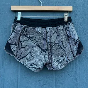 Lululemon Hotty Hot Shorts 2.5” Dottie Tribe White Black Size 4 thumbnail 4