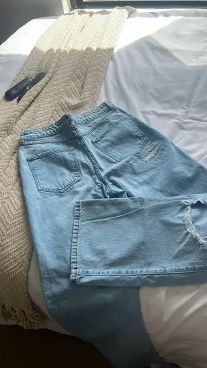 Forever 21 High Top-Waisted Jeans thumbnail 2