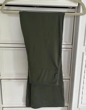 Amazon Essentials Green Yoga Pants thumbnail 3