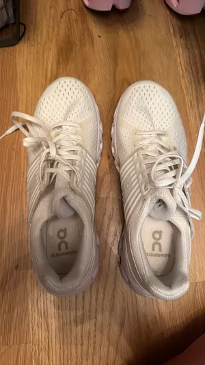 On Cloud Running Shoes thumbnail 2