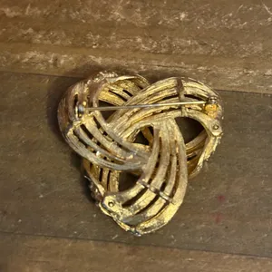 Vintage gold tone rope knot brooch thumbnail 3
