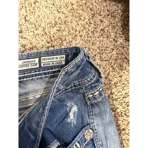 Miss Me JW5824P Cuffed Capri Jeans Light Wash Distressed Blue Denim Size 33 thumbnail 3