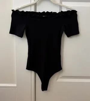 Abercrombie & Fitch Black Lettuce Trim Ribbed Short Sleeve Off The Shoulder Bodysuit Small thumbnail 1