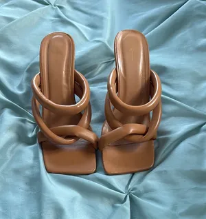 Pretty Little Thing Caramel heels thumbnail 1