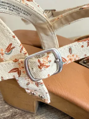 Universal Thread Faux Wood Clog Sandals Women’s Size 9.5 Floral Buckle Boho thumbnail 2