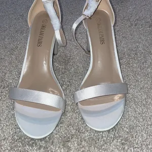 Dream Paris white satin shoes block heels 8.5 thumbnail 9