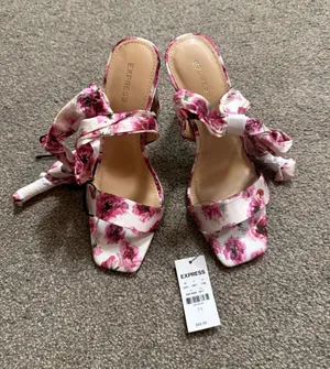 NWT Express Vibrant Pink and White Retro Floral High Heel Sandals size 7.5 thumbnail 1