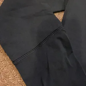 Lululemon Women’s Black Shorter Front Sweatshirt Black Size 6 thumbnail 5