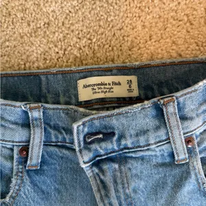 Abercrombie & Fitch 90s Straight Ultra High Rise Light Blue Jeans thumbnail 11