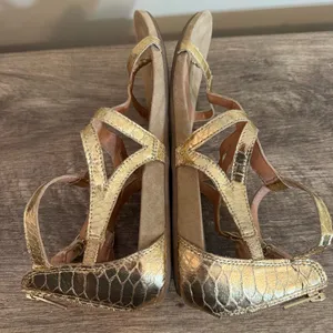 Kenneth Cole Reaction Strappy Gold Sandals Women’s Size 9 Double Buckle thumbnail 7
