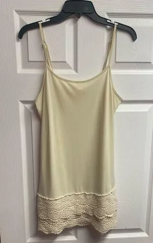 Boutique Brand Cream Lace/Crochet Basic Tank Size Medium thumbnail 1