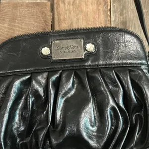 Simply Vera Wang Purse Black Vegan Leather Crossbody‎ Bag NEW Elegant Cute thumbnail 2