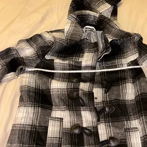 Venus Plaid Toggle Coat w/ Removable Hood – Black & White – Size 10 thumbnail 7