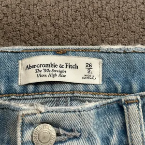 Abercrombie & Fitch Ultra High Rise 90s Straight Jean thumbnail 3