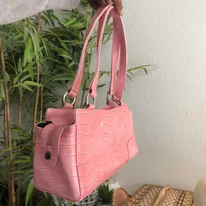 2000s Pink crocodile print faux leather shoulder baguette hand bag purse #fairycore thumbnail 3
