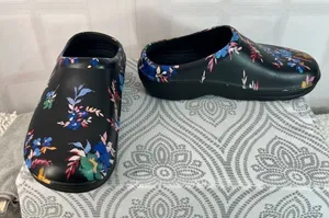 Totes Black Blue Bailey Everywear Floral Lightweight Gardening Clogs Size 10 thumbnail 1