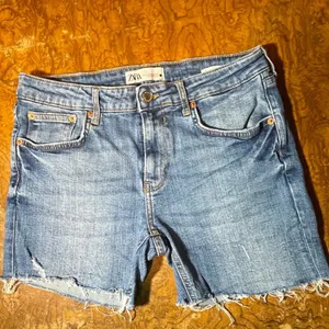 Zara The Skinny Denim Shorts Medium Wash Blue Raw Hem Womens Size 10 EUR 42‎ thumbnail 6