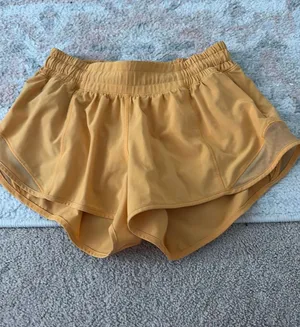 Lululemon Shorts Hotty Hot 2.5" Low-Rise thumbnail 1