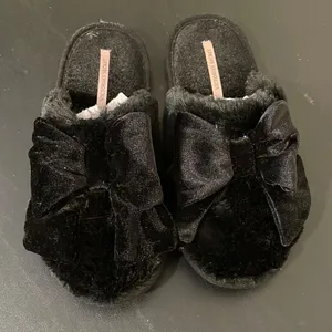 Victoria’s Secret Fuzzy Slip on Slippers.‎ Size Medium. Black W/bow thumbnail 1