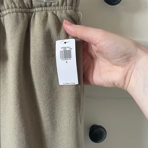 NWT Old Navy Wide Leg Sweatpants Taupe Neutral Lounge Athleisure Comfy Joggers thumbnail 4