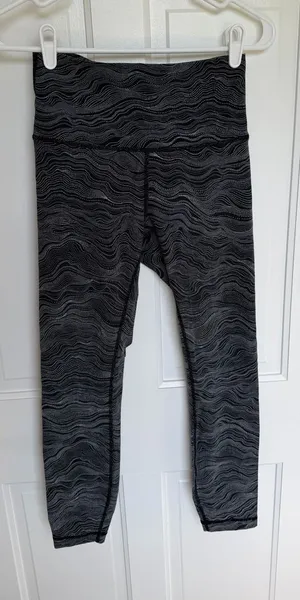 Lululemon Wunder Under Crop Leggings Size 4 Black White‎ Wave Print thumbnail 1