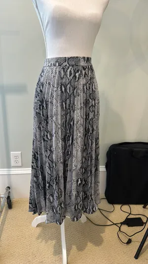 Vestique Pleated Midi Skirt thumbnail 2