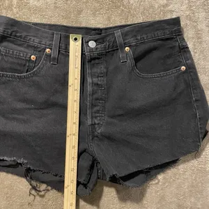 Levi's 501 Shorts Womens Sz 32 Black Denim Jean Cut-Off Distressed Fringe Casual thumbnail 7