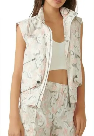 Free People FP Movement Off The‎ Grid Printed Vest in floral ivor Size small thumbnail 1