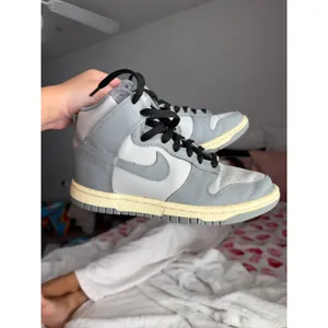 Nike Dunk High Aged Grey Grey Fog Sail Women's Sneakers Size 6 DD1869-001 thumbnail 4
