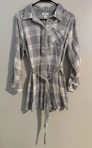 Liz Lange Maternity Light Gray Plaid Button-Front Shirt thumbnail 1