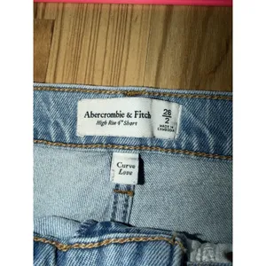 Abercrombie & Fitch Juniors Sz 2 26 High Rise Mom Shorts Curve Love Distressed thumbnail 2