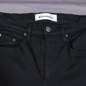 Reformation Stretch Flood Jeans Women 24 Black High Rise Wide Leg Raw Hem Denim‎ thumbnail 2