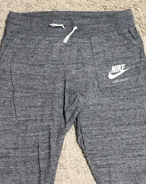 Women’s Nike Gym vintage Capri lightweight sweatpants size Large thumbnail 3