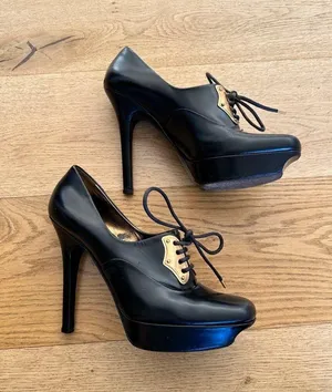 Gucci Vintage Leather Ankle Boots with Gold Lace Plate in Black thumbnail 2