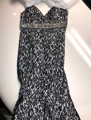 Black/White Lace prom dress thumbnail 2