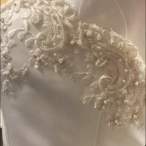 Size 6 Davids Bridal A-line Wedding Gown thumbnail 3