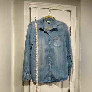 Old Navy Size M The Classic Shirt Light Wash Denim Jean Button Down Collared thumbnail 4