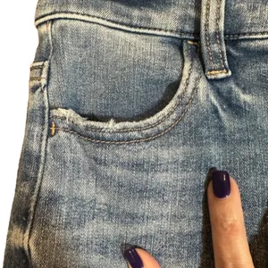 American Eagle Women’s Blue Distressed Shark Bite Fringe Denim Jeans Size 0R thumbnail 8
