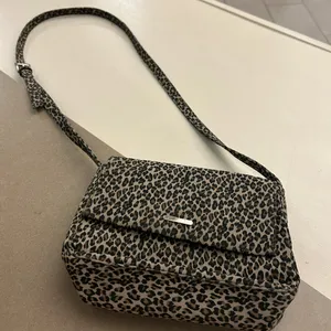 Bag Chic Leopard Print Crossbody Bag St. John’s Bay thumbnail 2