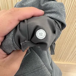 LULULEMON- On The Fly Short 2.5" Heathered Slate Size 12 thumbnail 6