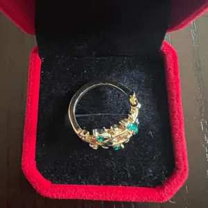 Ladies Gorgeous Golden with Faux Emerald Gemstone Ring Size 8 thumbnail 3