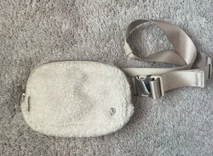 Lululemon Everywhere Belt Bag Fleece thumbnail 1